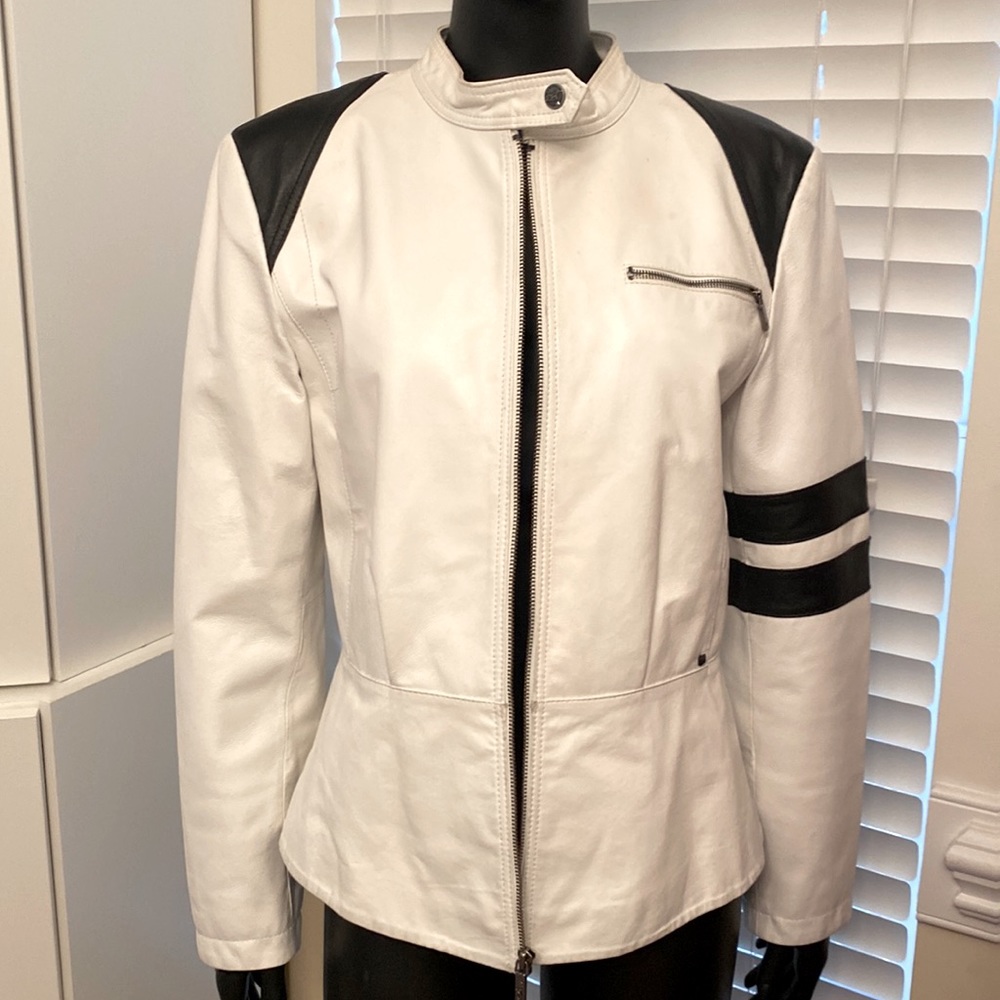 EUC Zip-up fitted leather jacket size Large